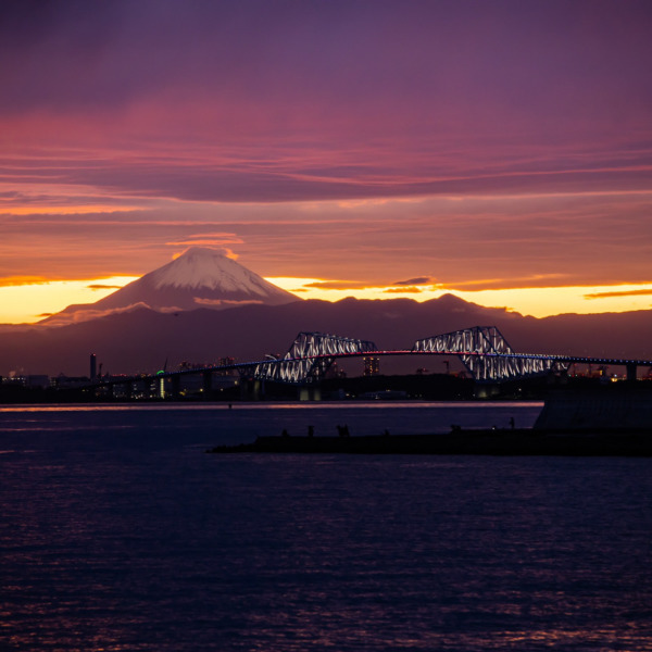 夕刻の富士と東京ゲートブリッジ