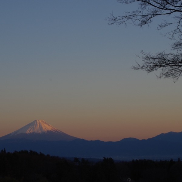 「夕暮れ時の富士山」