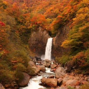 紅葉を迎えた苗名滝