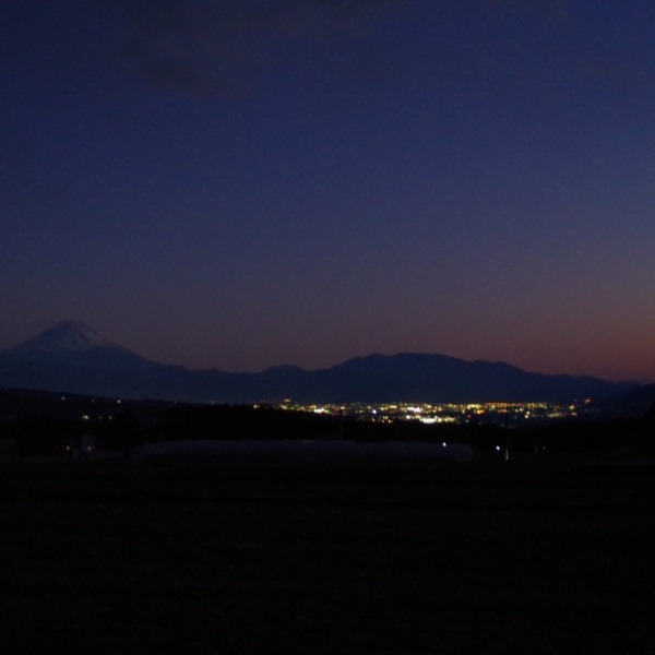 「夕暮れ時の富士山と甲府盆地の夜景」