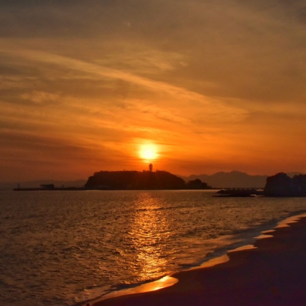 江の島と夕日