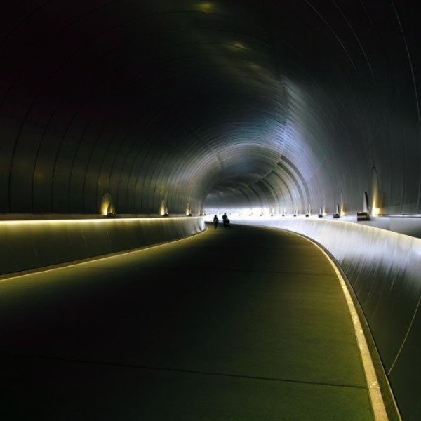 未来へ続くトンネル