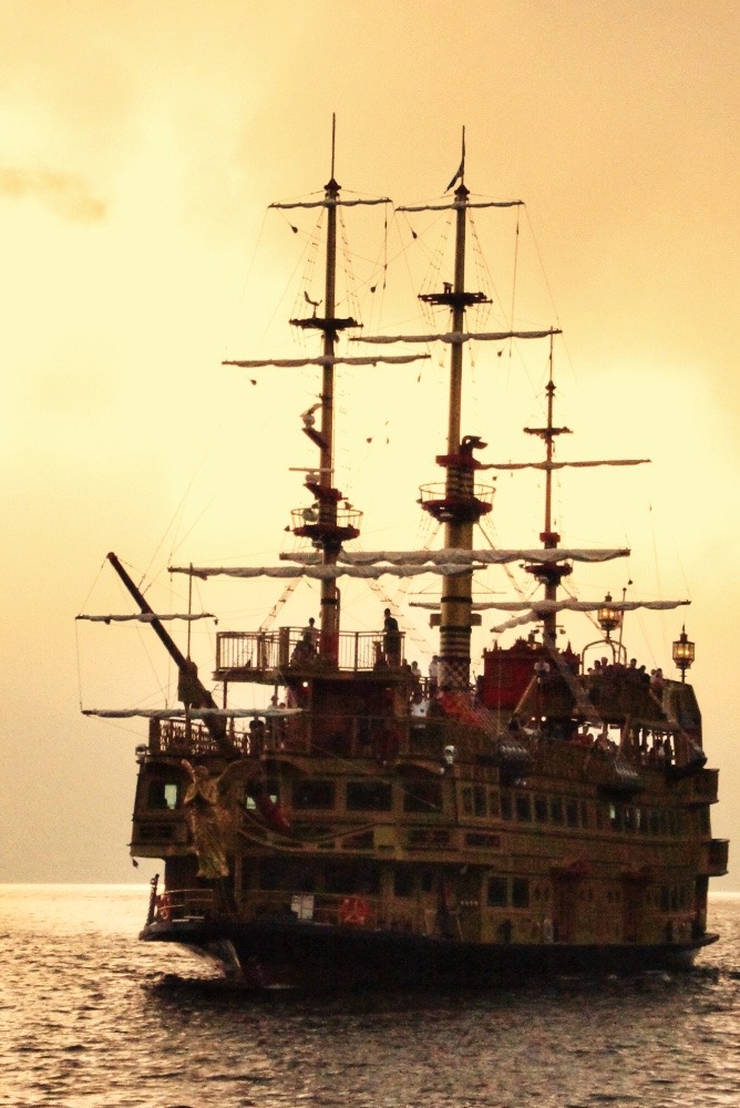 夕闇の海賊船  芦ノ湖