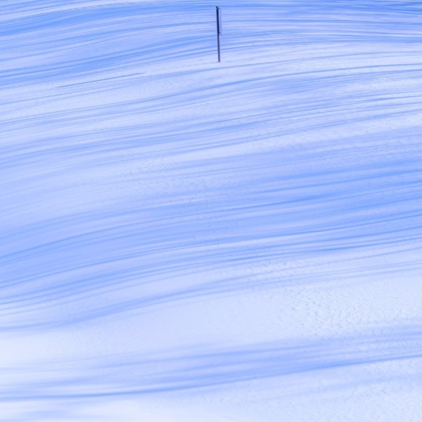 雪面に描く木陰のストライプ