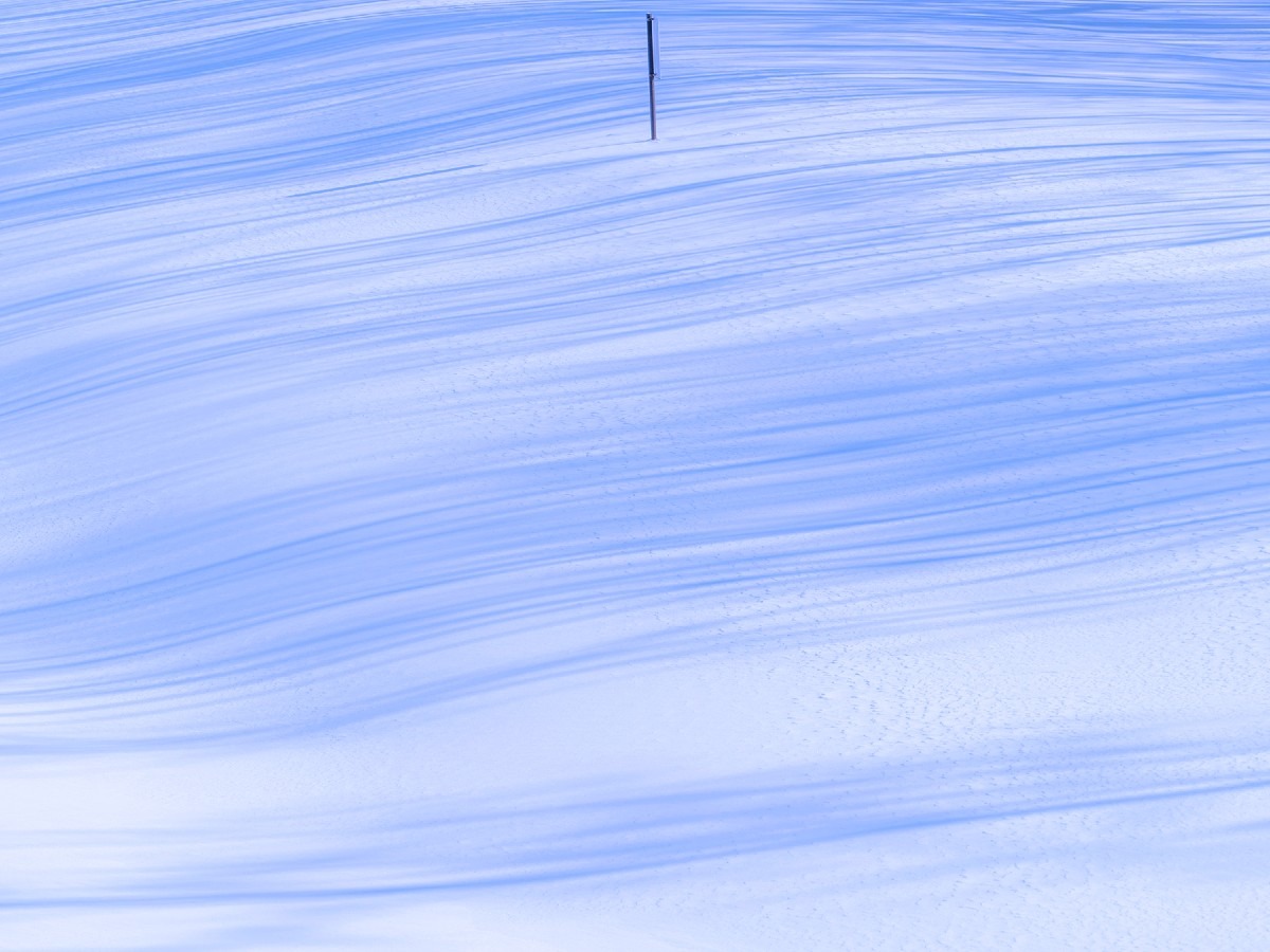 雪面に描く木陰のストライプ