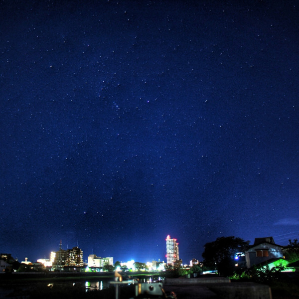 仙台、広瀬川沿いの夜景と星空