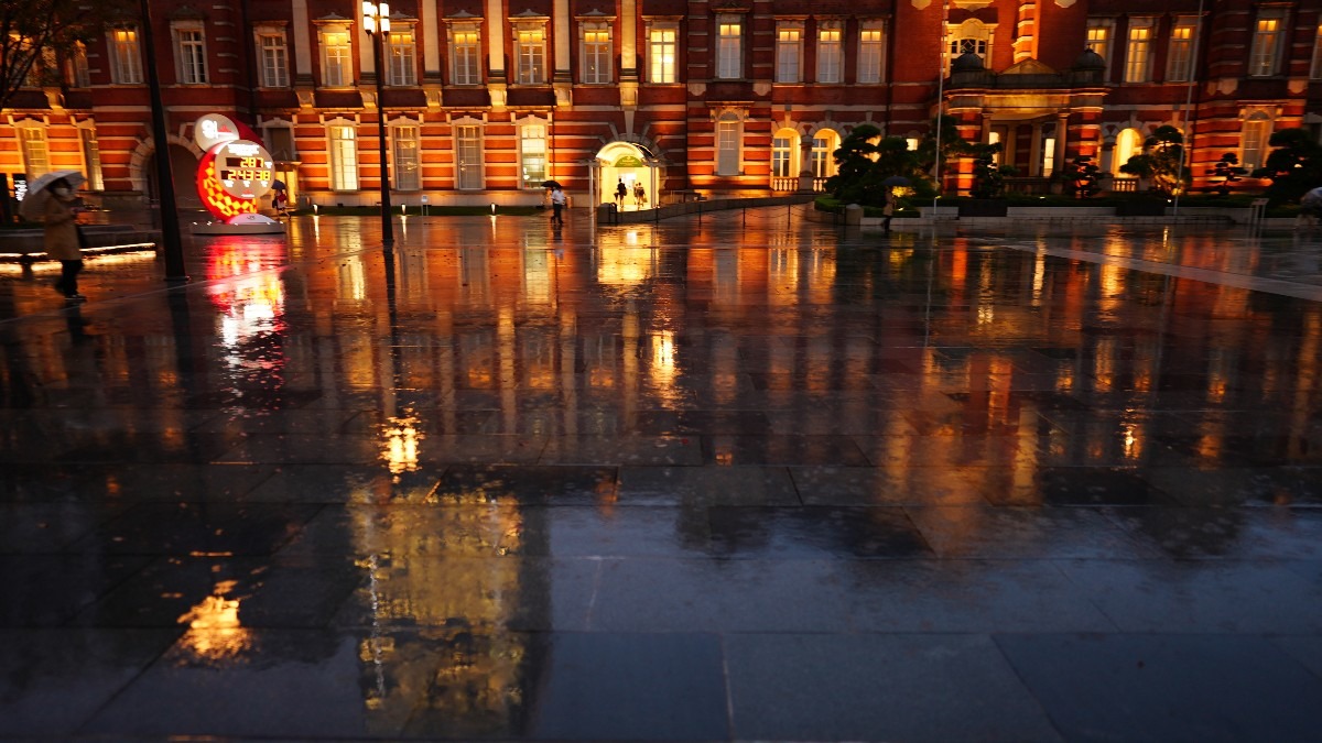 東京駅前の水面反射✨:黄金の輝き2020