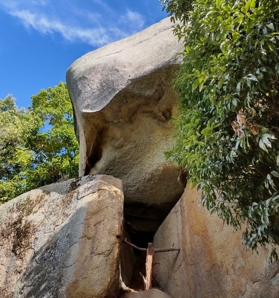 杉山の神秘な大岩