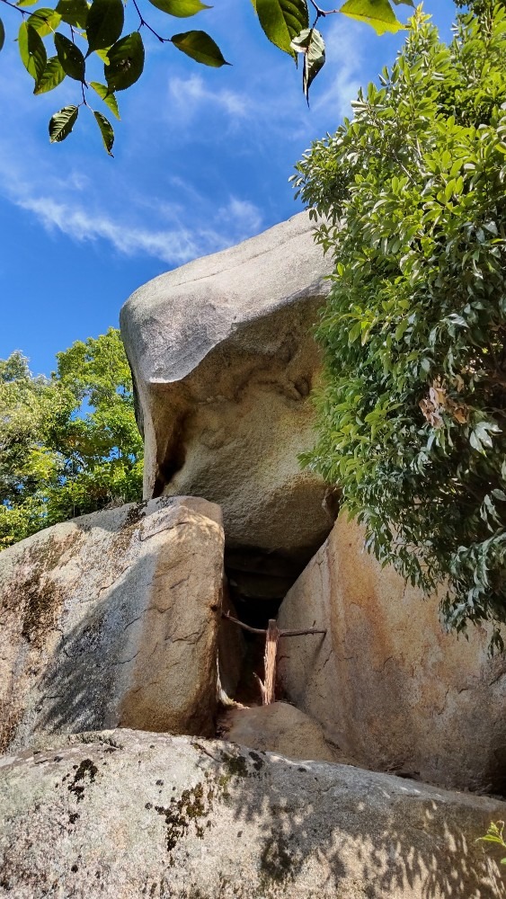 杉山の神秘な大岩