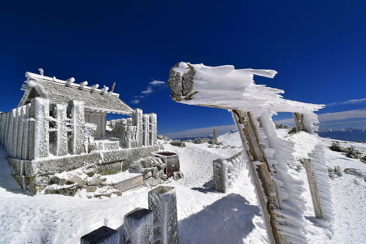 厳冬期の木曽駒ヶ岳山頂