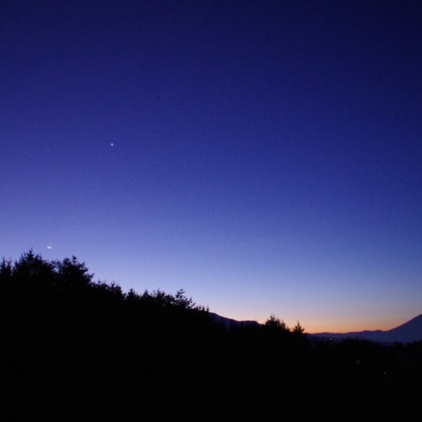 「夜明け前の富士山」