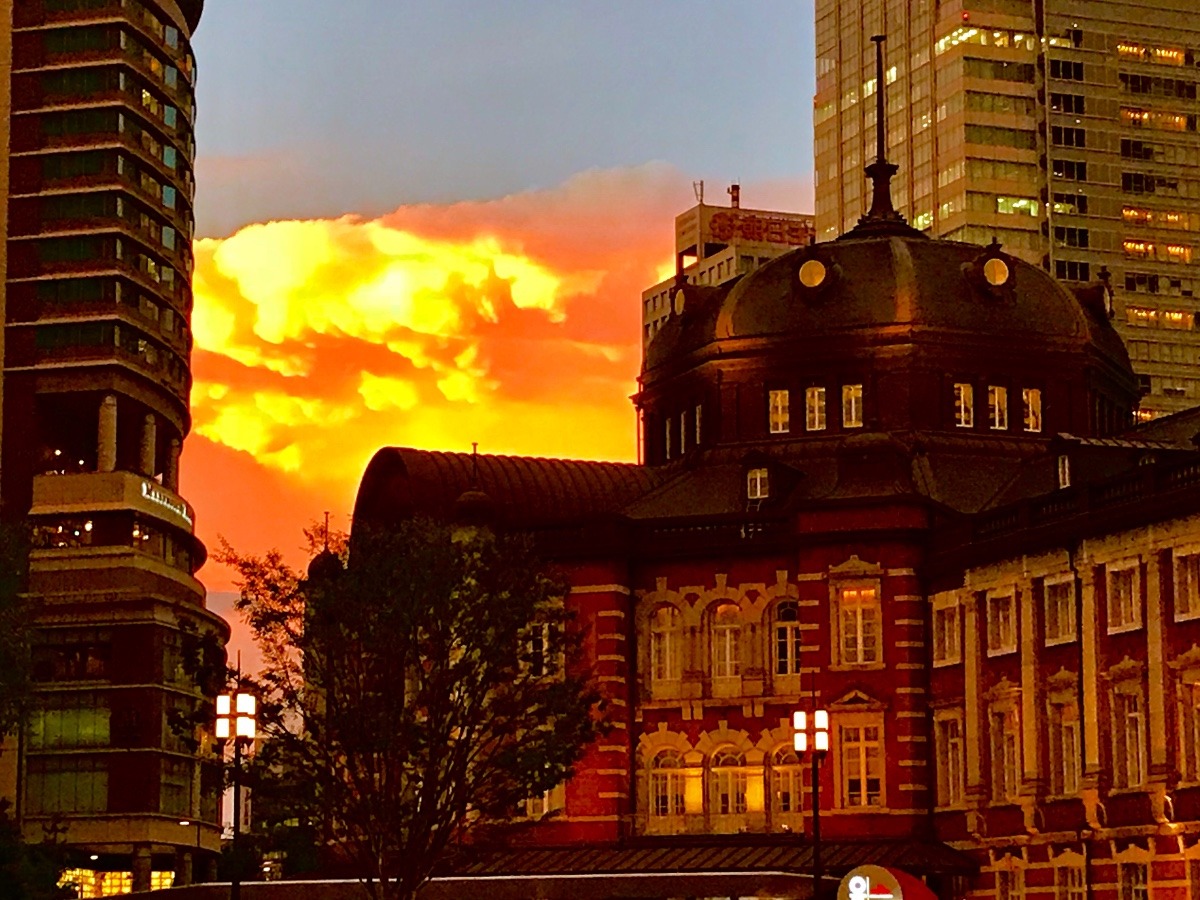 積乱雲と東京駅