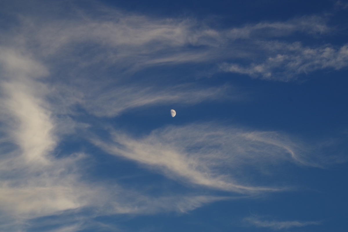 「夕暮れ時の月と雲」