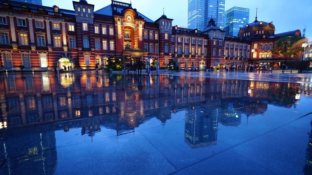 東京駅前(2019):コロナ・雨に打たれて消えて