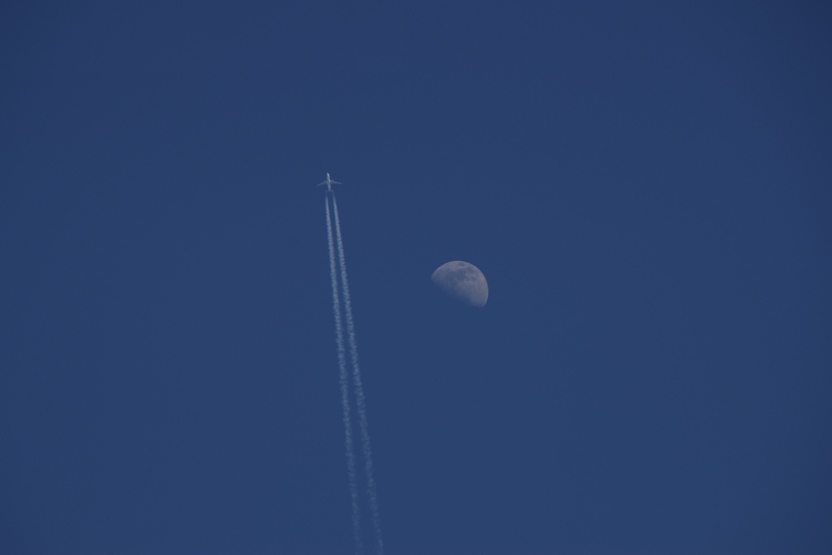 「月と旅客機と八ヶ岳ブルーの青空」