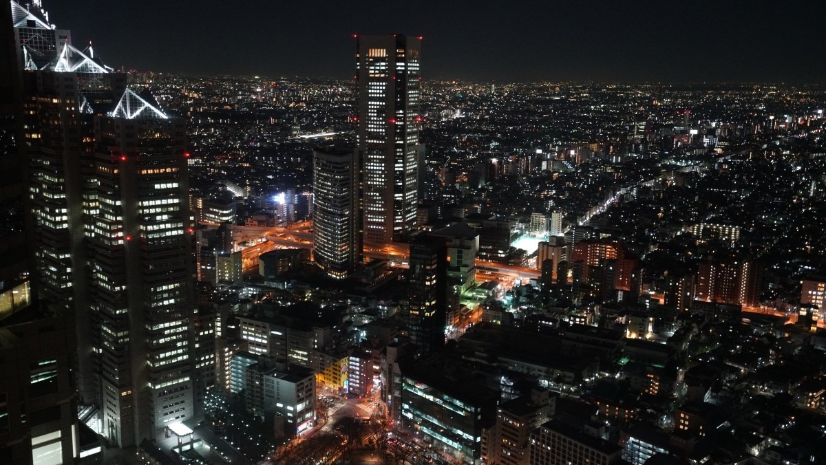 都庁夜景🆒：平和と希望の灯り✨