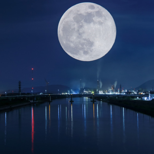 工場夜景と満月