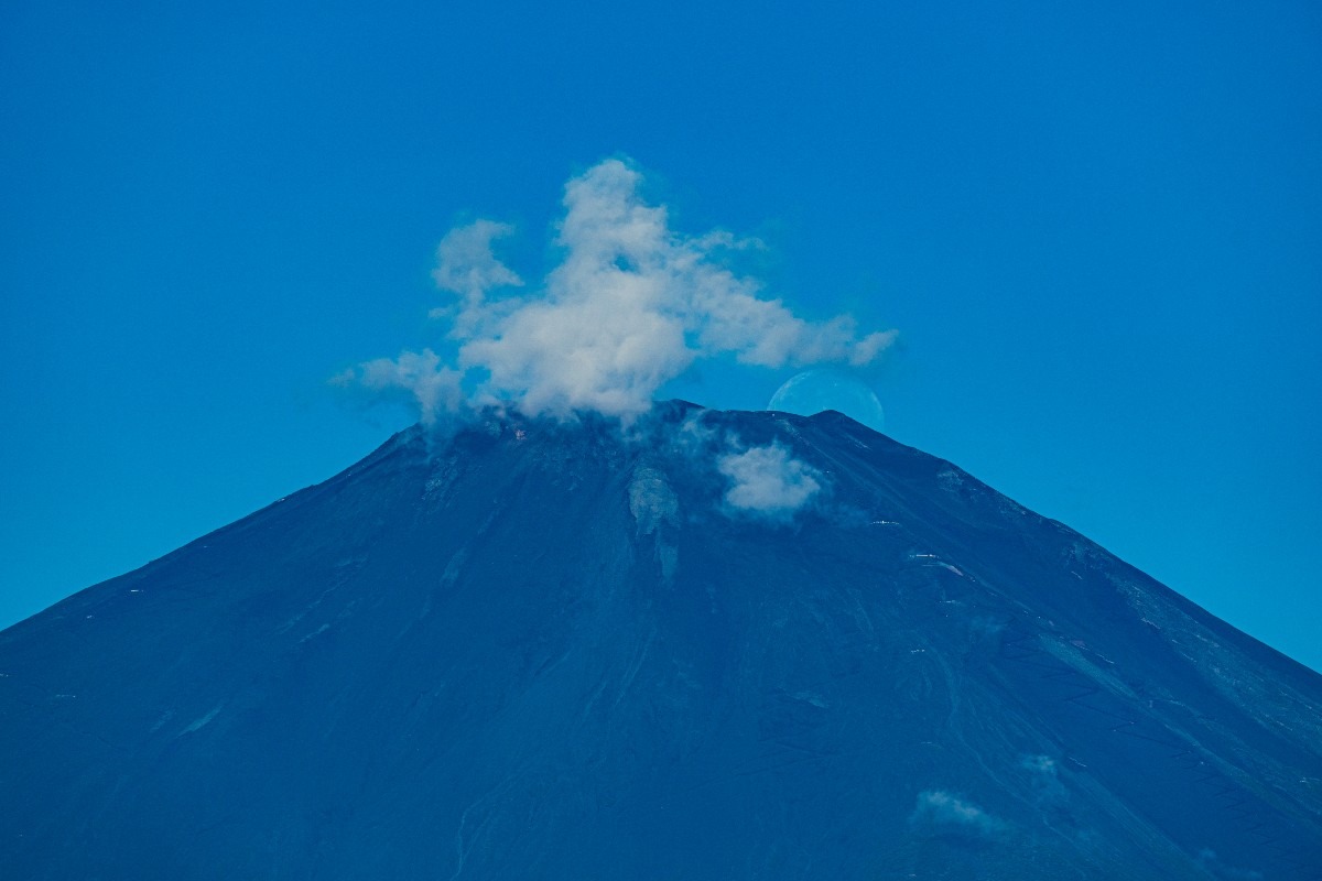 雲に紛れし朝のパール富士