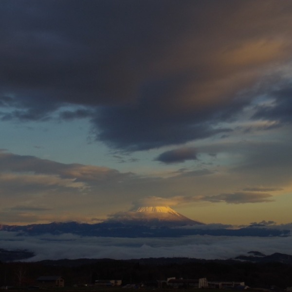「夕暮れ時の笠雲富士山」