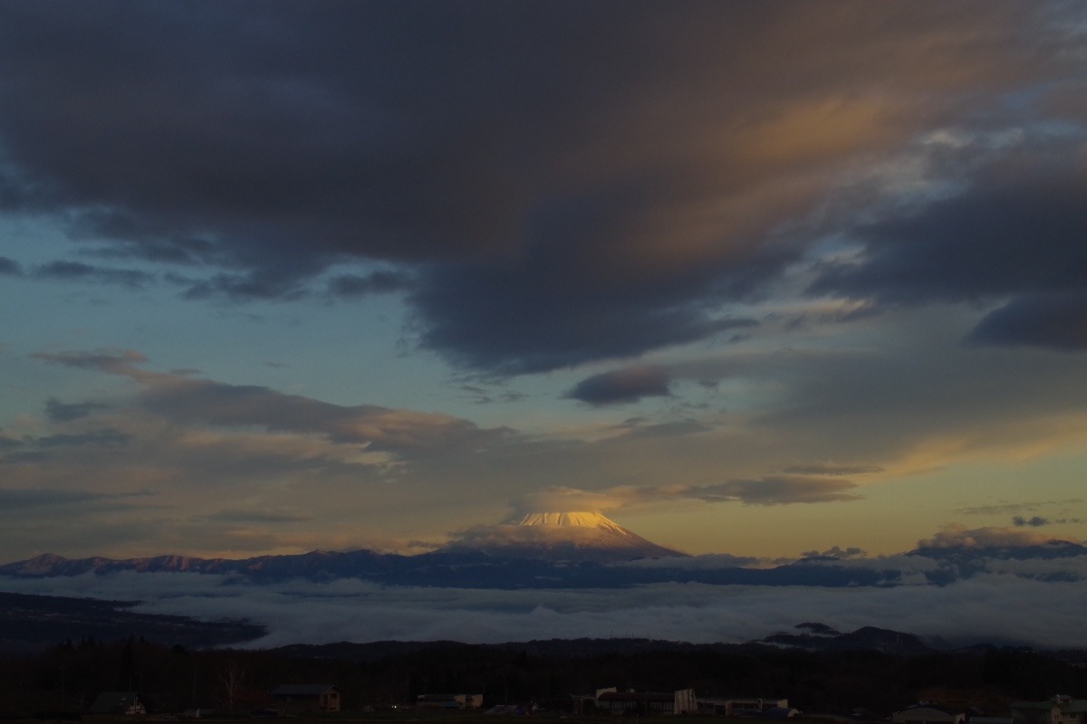 「夕暮れ時の笠雲富士山」