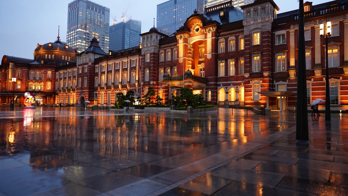 東京駅前/水面反射✨:英国伝統建築の輝き