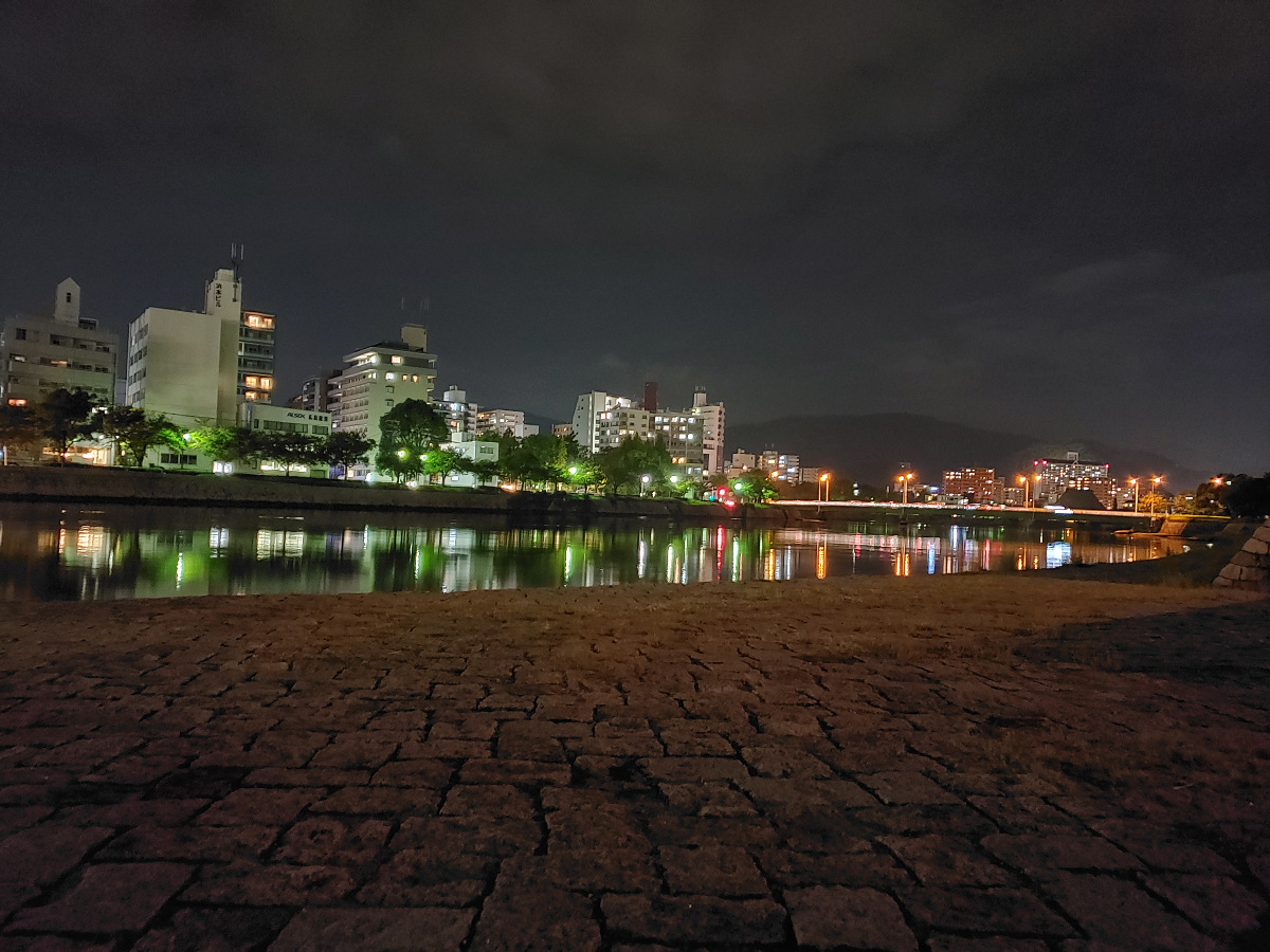 広島市内の川の夜