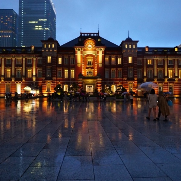 東京駅前2019:コロナ、雨に打たれて早く消えて✨