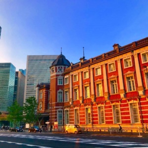 夕暮れ時の東京駅