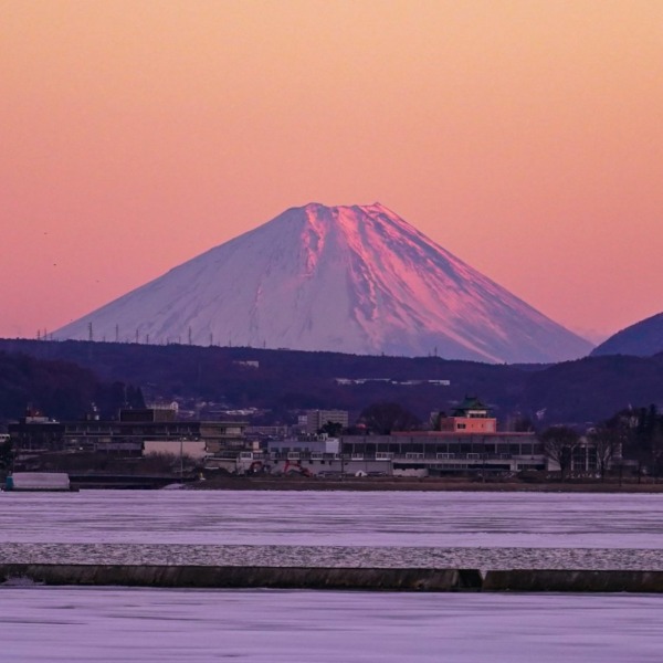 諏訪湖から望む夕刻の赤富士