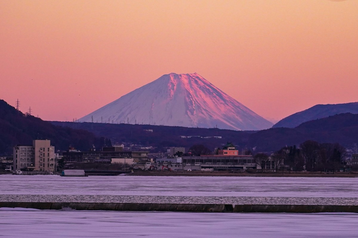 諏訪湖から望む夕刻の赤富士