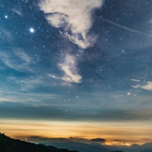 星空を横切る飛行機雲