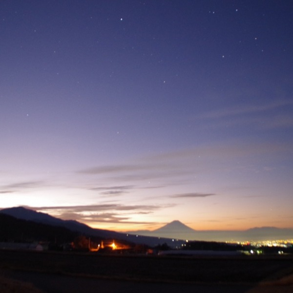 「夜明けの星空と富士山」
