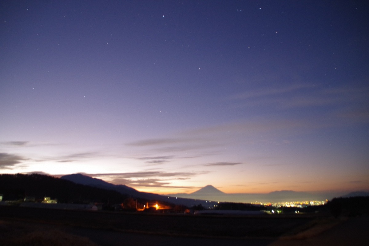 「夜明けの星空と富士山」