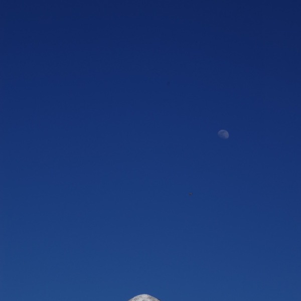 「編笠山と昼間の月」