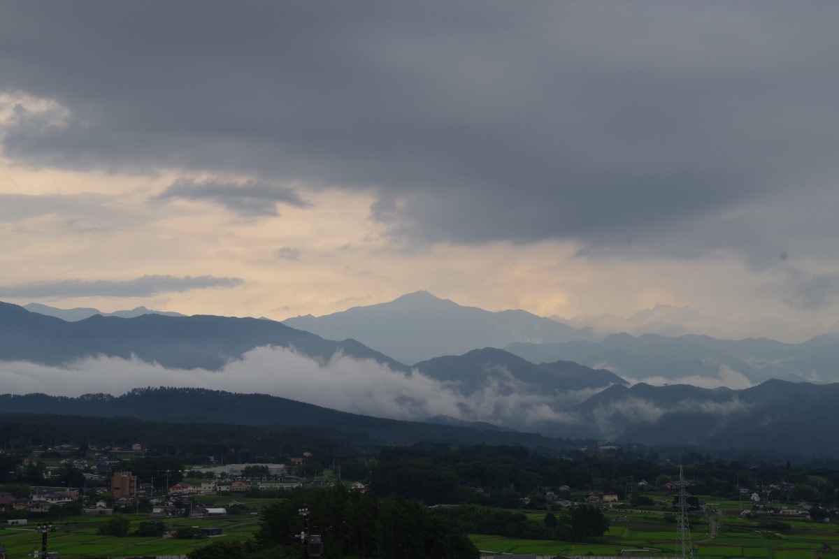 「雨上がりの夕空と金峰山」
