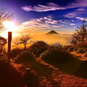 甘利山で迎える朝陽と富士山