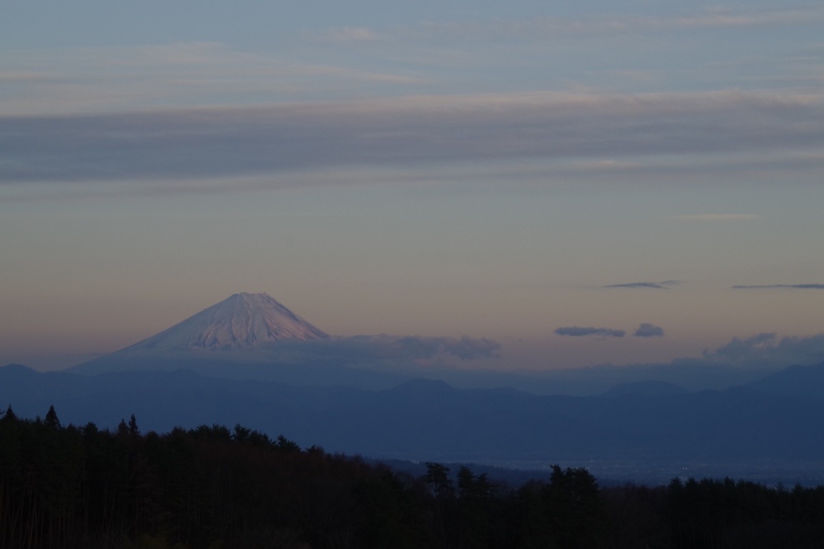 「夕暮れ時の富士山」
