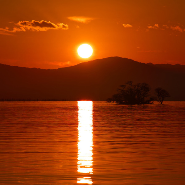 夕陽に照らされる琵琶湖
