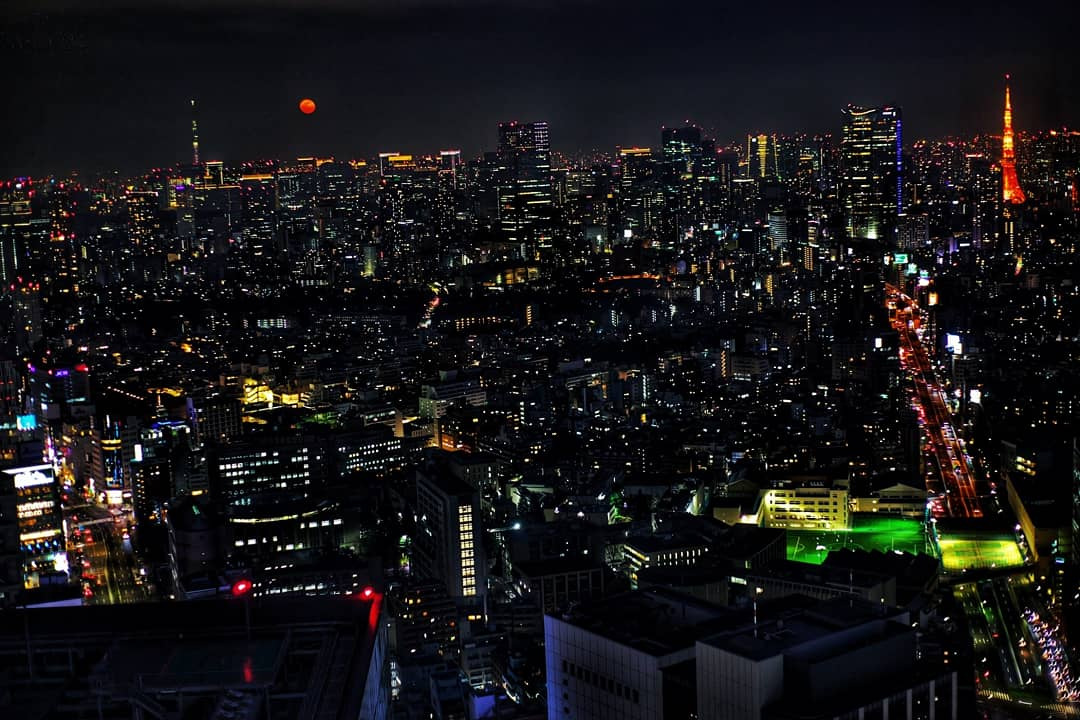 東京タワーと六本木ヒルズと紅い月とスカイツリー