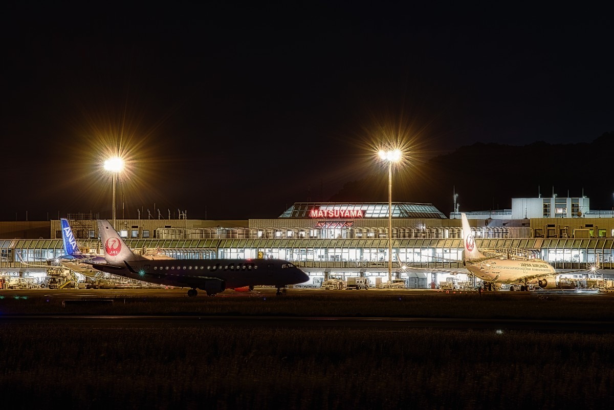 ー夜の松山空港ー
