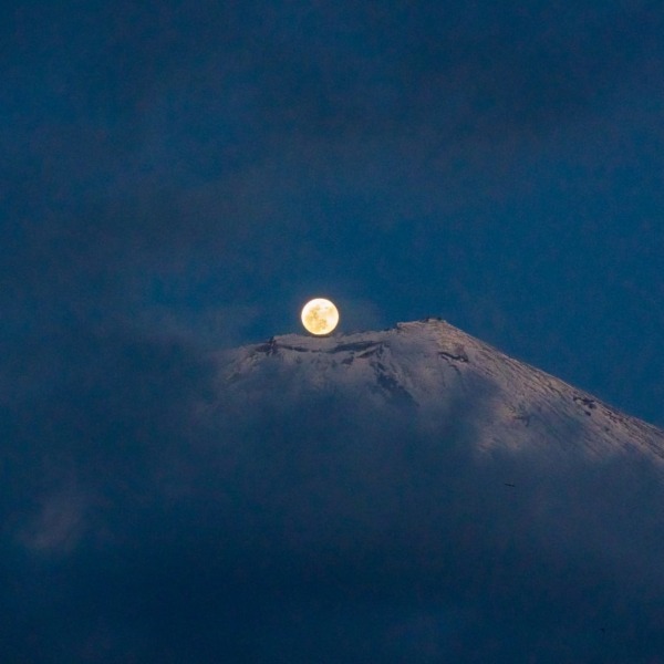 束の間の雲間からパール富士