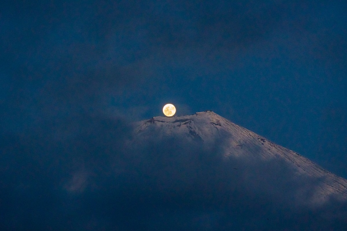 束の間の雲間からパール富士
