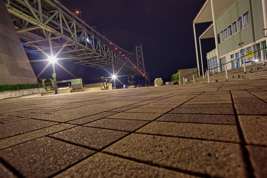 深夜の舞子公園と明石海峡大橋