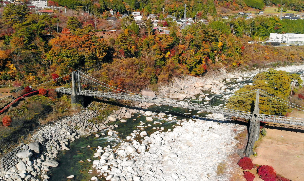 紅葉の木曽川と桃介橋