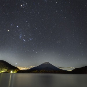 冬の星座精進湖