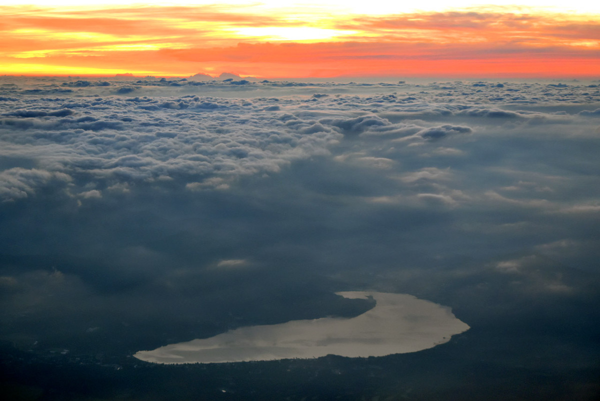 雲海の中に覗く未明の山中湖