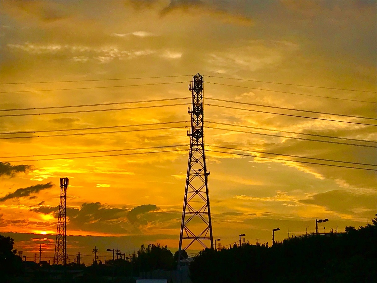 橙色の空と送電鉄塔
