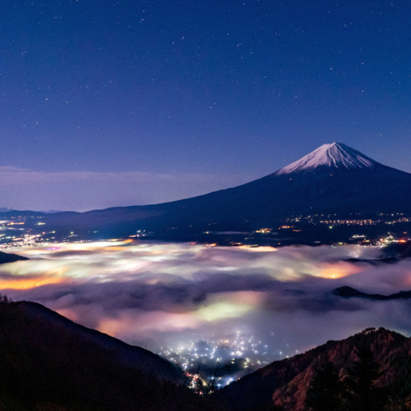 月下に佇む富士と雲海