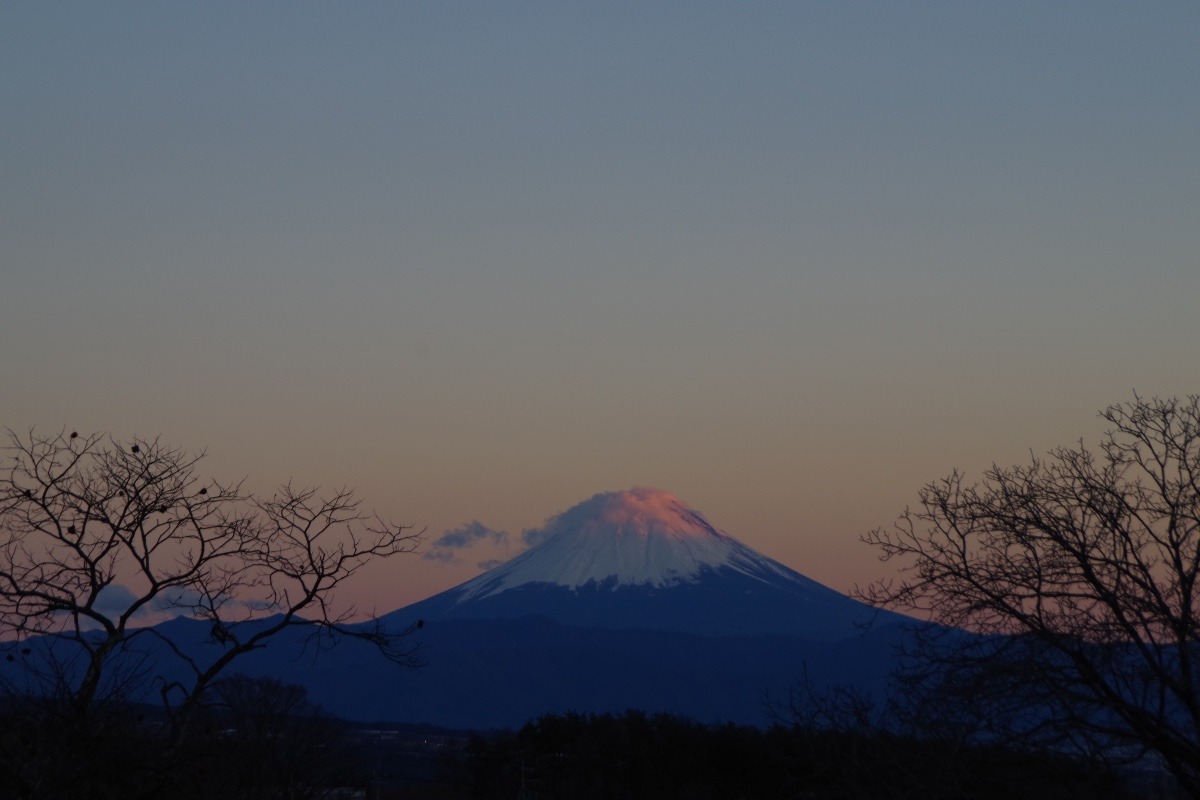 「夕暮れ時の富士山と笠雲」