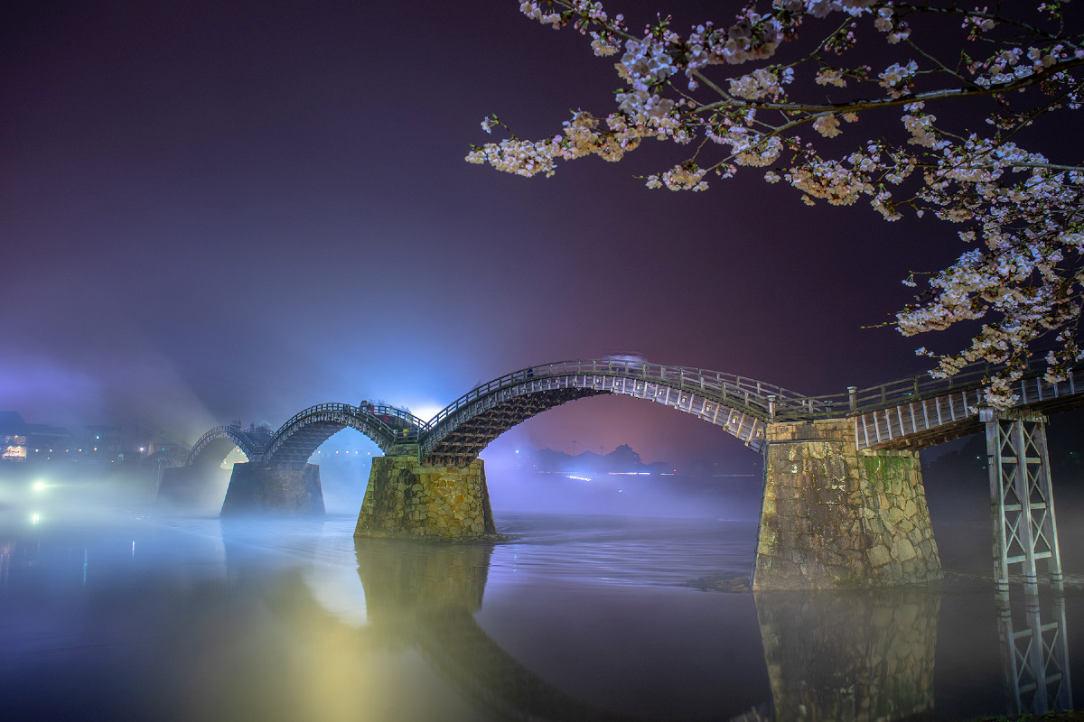 霧に包まれる錦帯橋